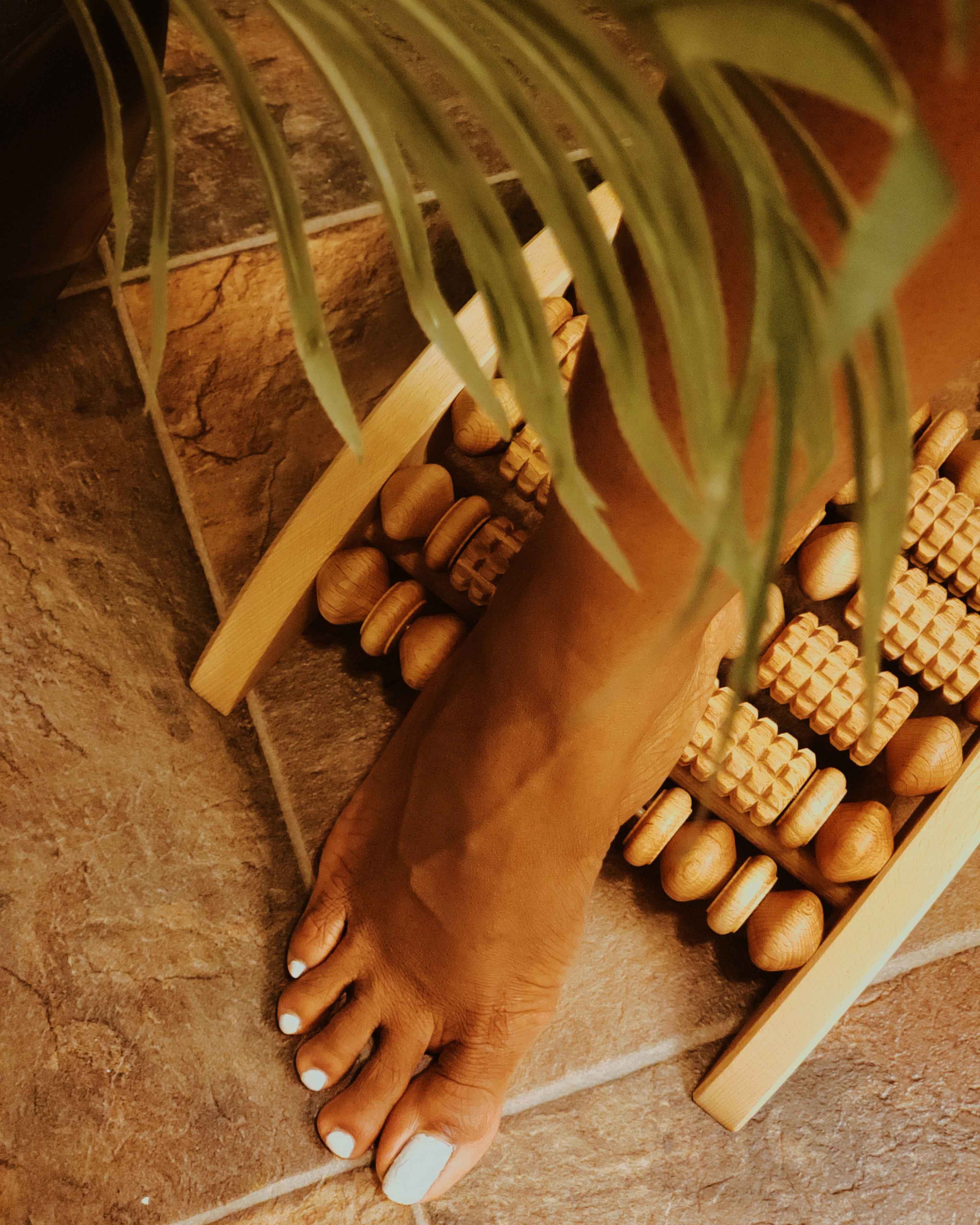 Usage: massaging your feet with wooden foot massager
