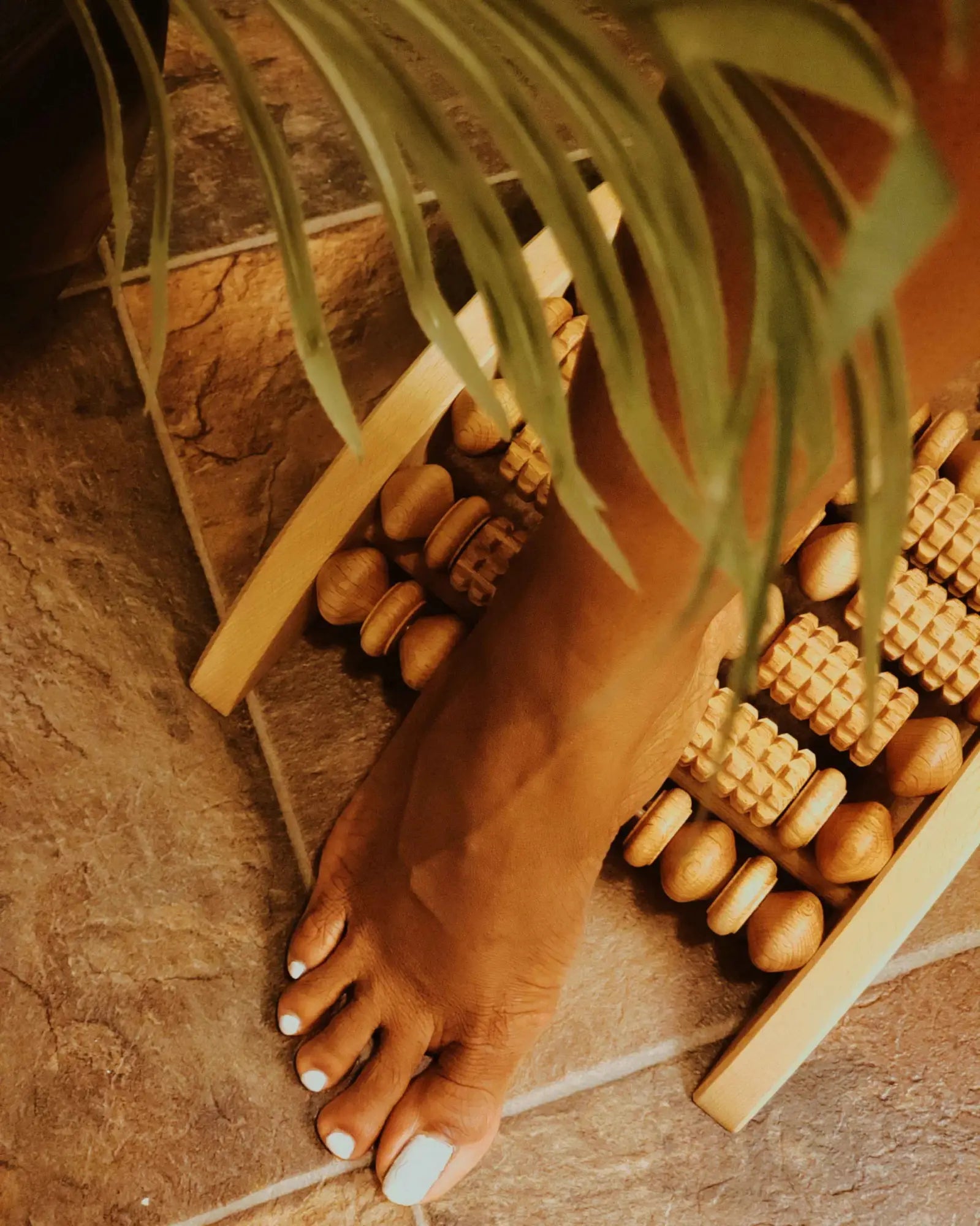 Usage: massaging your feet with wooden foot massager