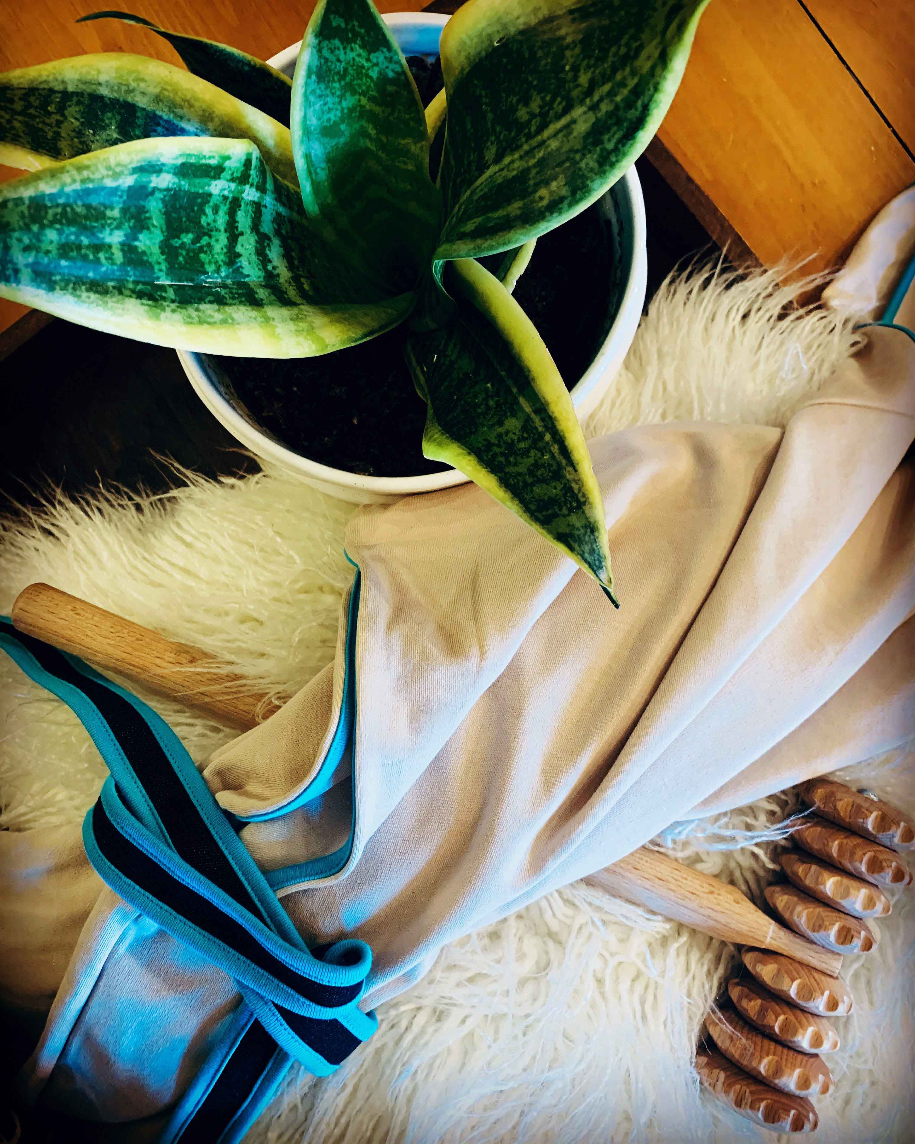 Lifestyle scene: t-roller on bathroom shelf with flower and towel poncho