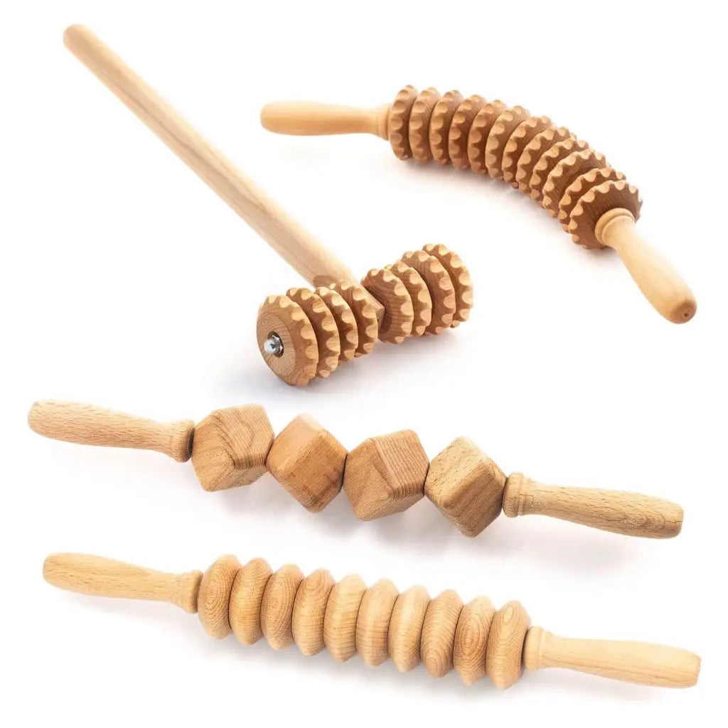 4-piece natural-wood massager set with three 40 cm rollers and a T-massager on neutral background